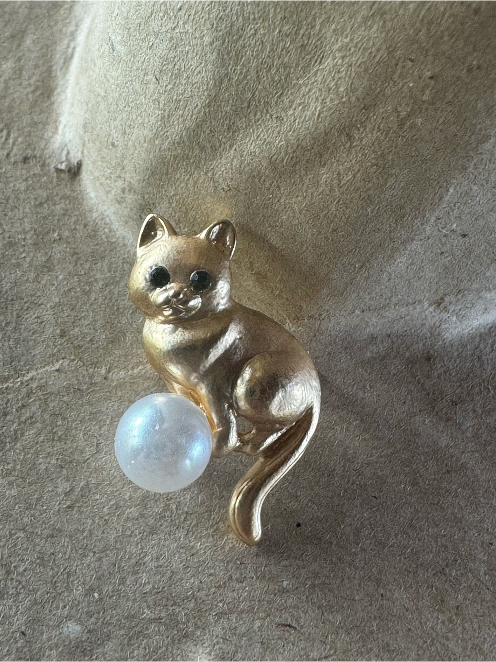 Vintage Cat with Pearl Ball Pin Emerald Rhinestone Eyes Very Cute Brooch!